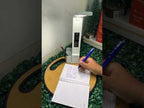 Vídeo ilustrativo de luminária de mesa com relógio e porta-canetas. Modelo equivalente: aparência, medidas e acessórios podem variar. Confira as características e os itens inclusos na descrição.