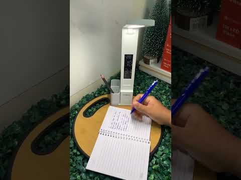 Vídeo ilustrativo de luminária de mesa com relógio e porta-canetas. Modelo equivalente: aparência, medidas e acessórios podem variar. Confira as características e os itens inclusos na descrição.