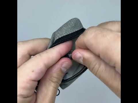 Vídeo ilustrativo de porta-saquinhos higiênicos em tecido para pets. Modelo equivalente: aparência, medidas e acessórios podem variar. Confira as características e os itens inclusos na descrição.